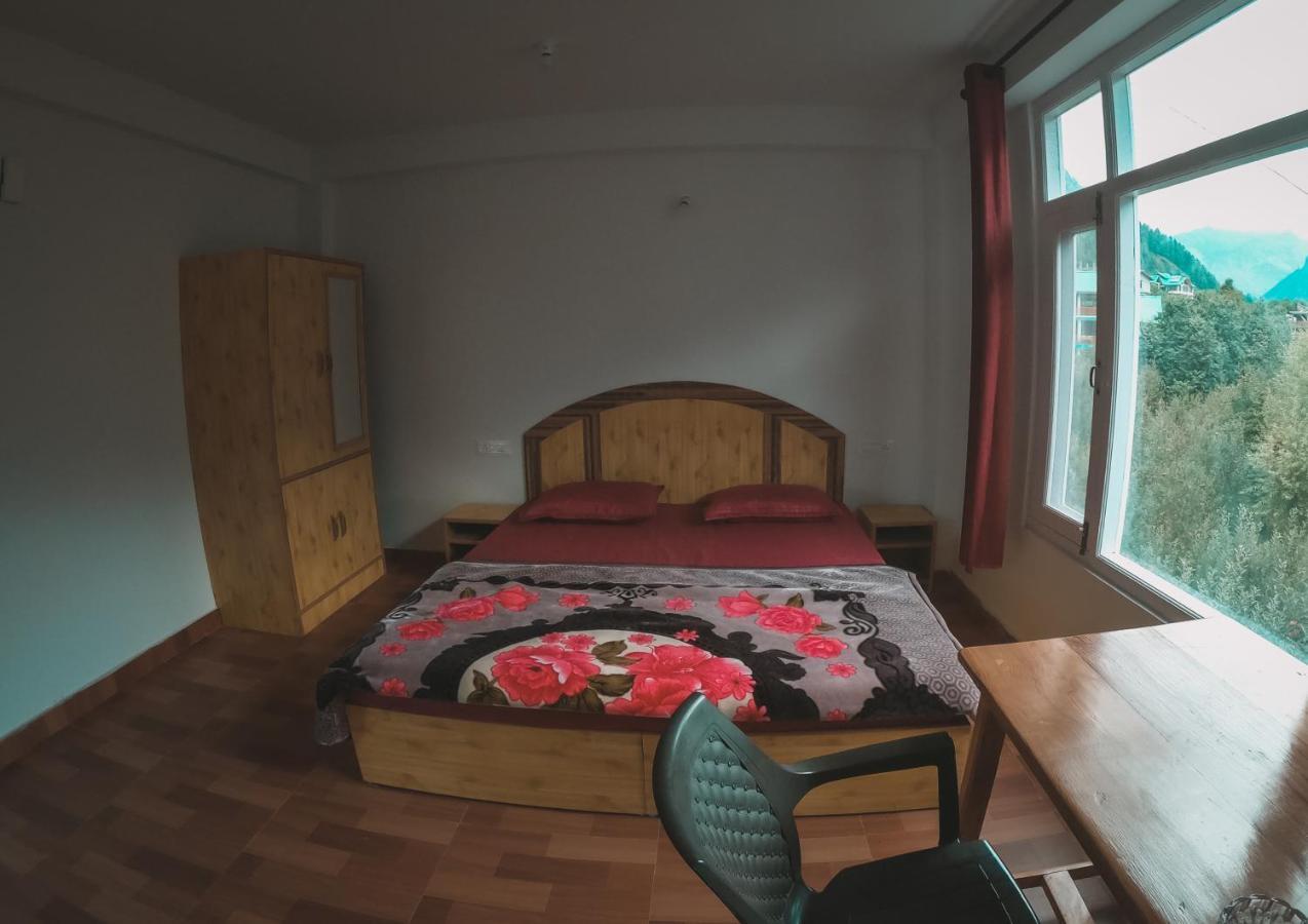 Hostel Multiverse & *